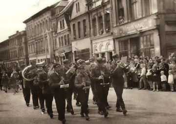 Kolejny przemarsz orkiestry na rynku