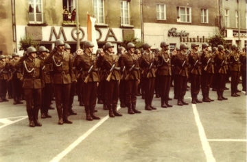 Wojskowa uroczystość na placu ratuszowym