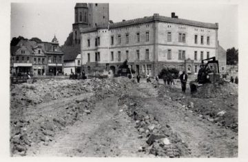 Przygotowywanie terenu po zniszczonej południowej pierzei rynku